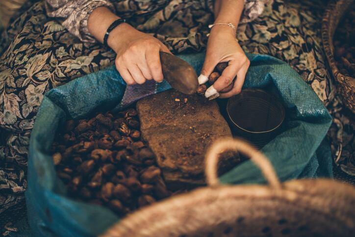 argan_oil_morocco_ingredient_rawmaterial_beauty_cosmetics_wild_sourcing_sustainability.jpg