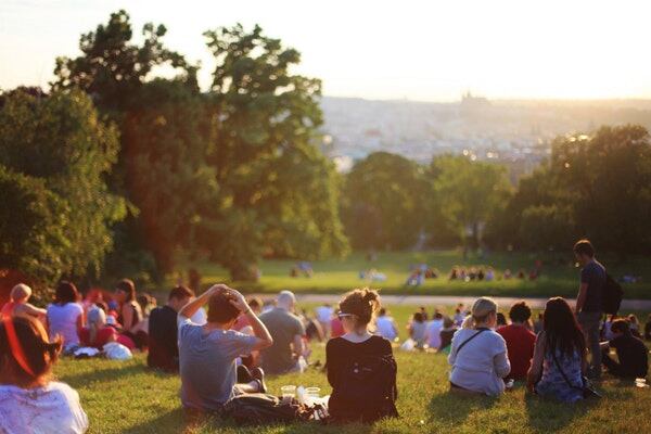 How can indie brands appeal to millennials and iGeneration audiences?