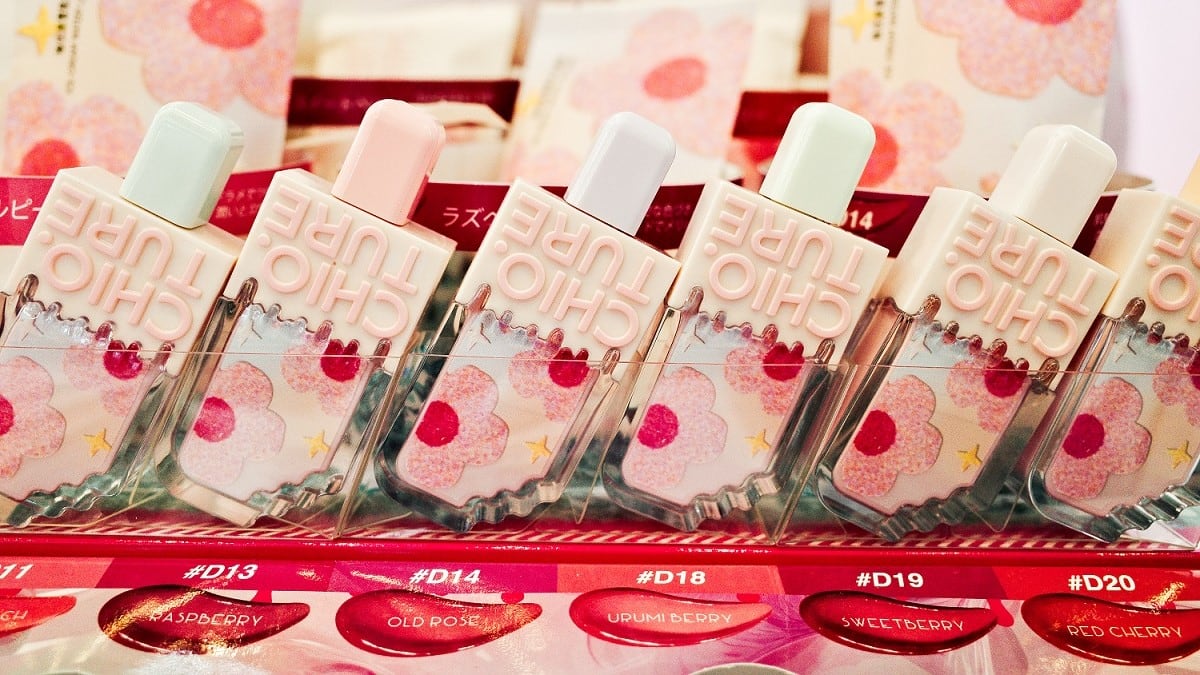 Go bold or go home: Younger consumers drawn to lip, cheek makeup for self-expression - Chioture