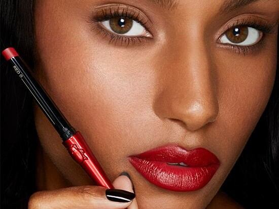 Hourglass_Vegan_Red0_lipstickcrop.jpg