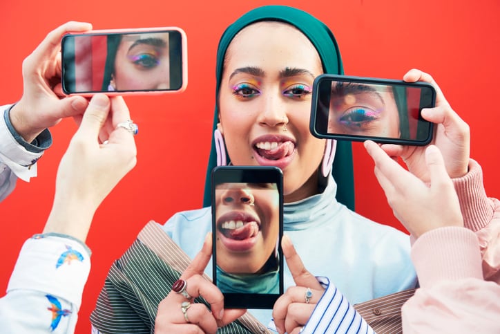 makeup_cosmetics_selfie_mobile_phone_photo_influencer_social_socialmedia_TikTok_Instagram_Facebook_filters_digital_trends.jpg