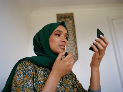 Woman in hijab putting on make-up ©Getty Images