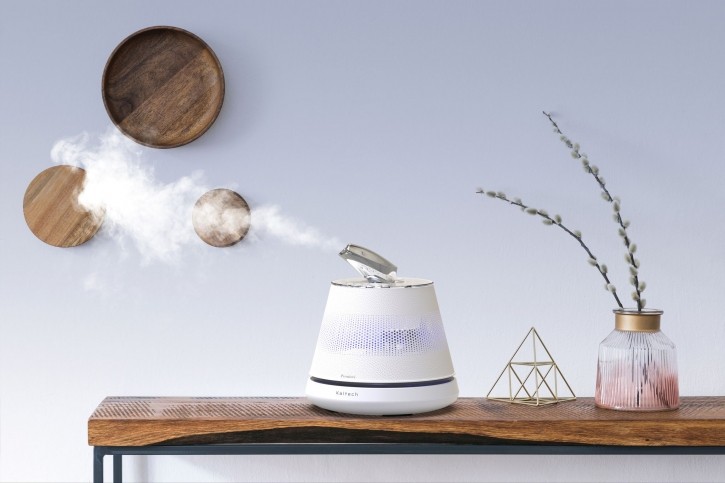The Yuragi beauty humidifier offers “a safer alternative to chemical cleaning that actually mimics nature’s photochemical process,” shared Jacqueline Nakao, Senior Managing Director of Marketing and Planning at Kaltech. © Kaltech