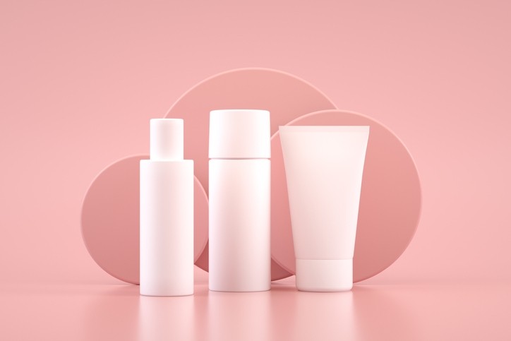 Glossier announced they would be laying off a third of its employees after raising $80 million in funds in 2021. © Getty Images - akinbostanci