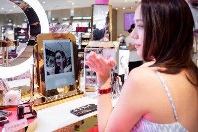 DFS Group is continuing its collaboration with Meitu to expand the tech company’s AR- and AI-powered smart mirror, MeituGenius, to 25 DFS stores in 13 countries worldwide. ©Meitu