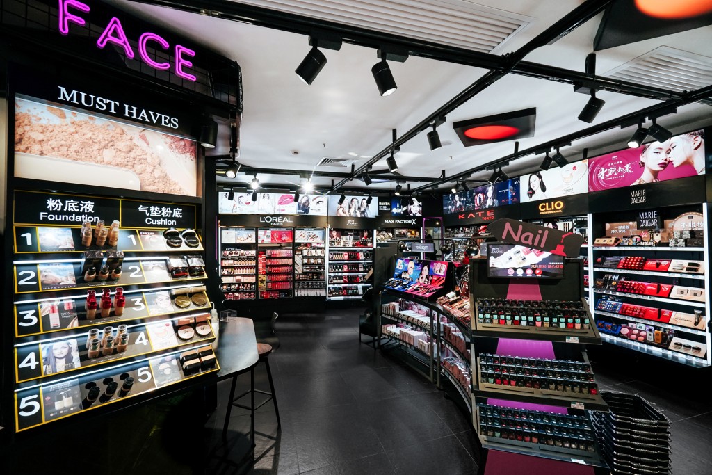 katolsk gerningsmanden Ikke nok A.S. Watson and L'Oreal partner to launch new makeup-centric store Colorlab